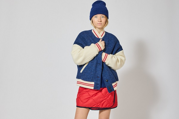 Frau in blau weißer College Jacke