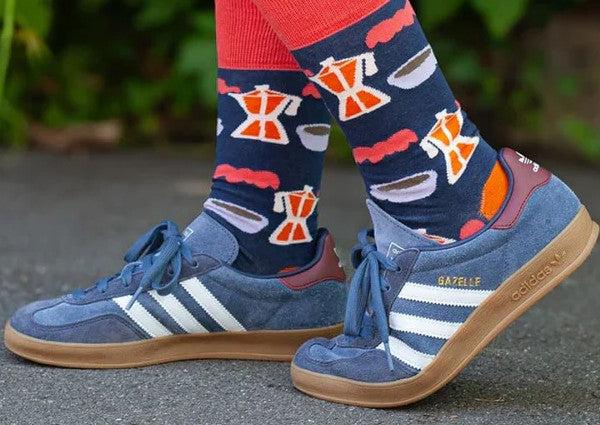 bunte socken und turnschuhe