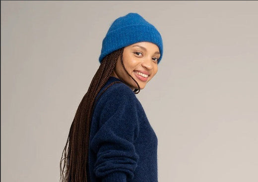 frau mit blauer wollstrickmütze