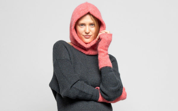 Frau mit pinker Woll Balaclava von johnnylove norwegen