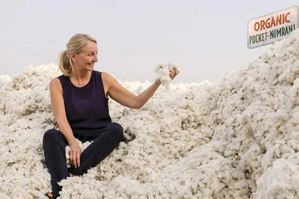 Flau Claudia Lanius sitzt auf einem Berg von Baumwolle
