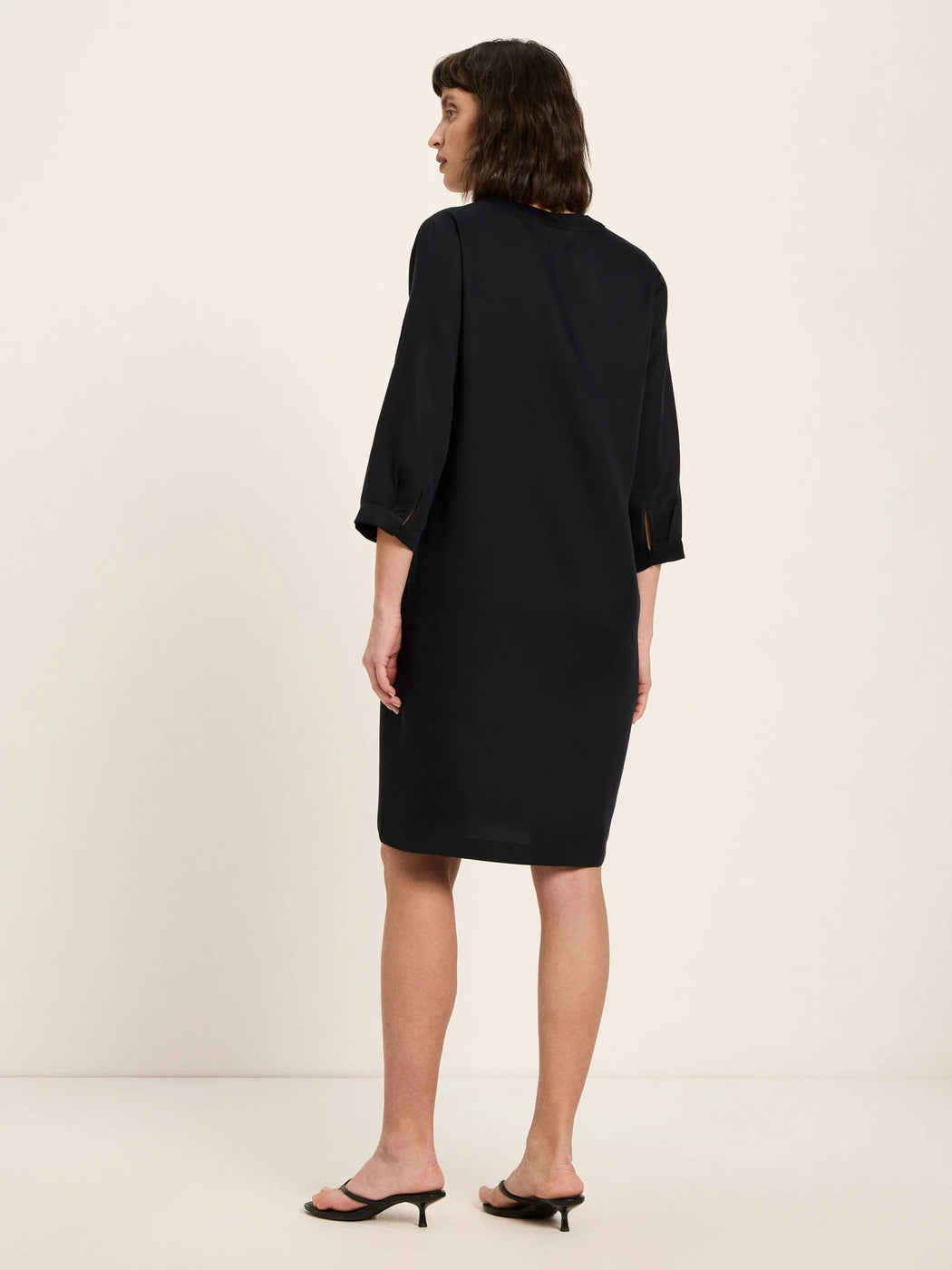 Kleid mit V-Ausschnitt aus TENCEL™-LANIUS-Kleider & Röcke-ROTATION BOUTIQUE BERLIN