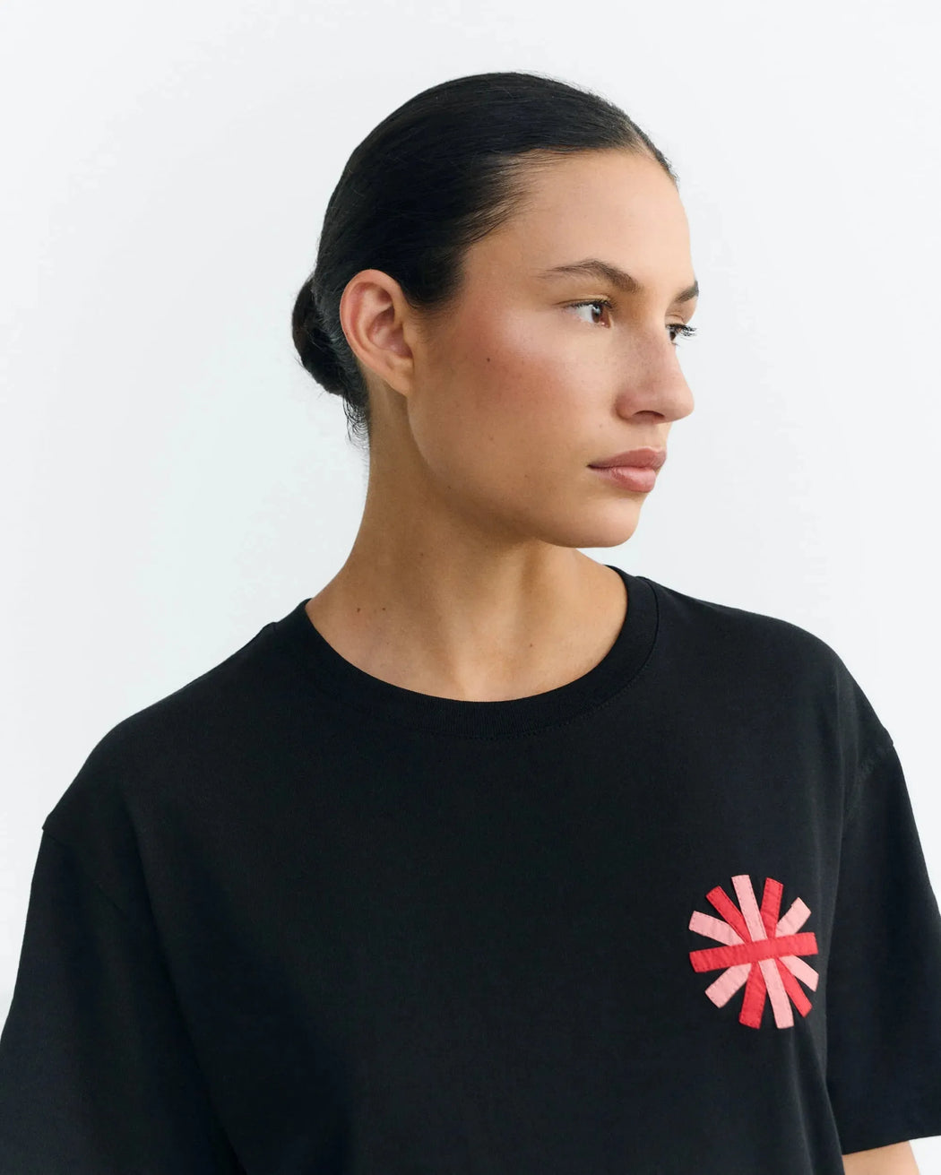 Sunny Black T-Shirt Damen mit Stickerei von Thinking Mu – Bild 1